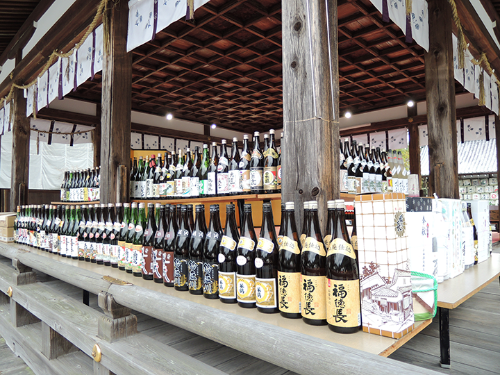 拝殿の日本酒瓶
